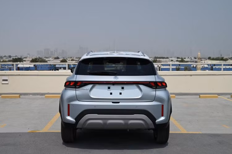 Thứ hai là động cơ 1.2L K-Series Dual Jet hút khí tự nhiên, công suất 89 mã lực, mô-men xoắn 113 Nm, kết hợp hộp số sàn 5 cấp hoặc tự động AMT (AGS). Tại Việt Nam, khả năng cao Fronx sẽ chỉ sử dụng hộp số tự động để phù hợp với thị hiếu người tiêu dùng.