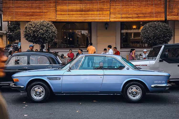 Mặc dù đã trải qua hơn nửa thế kỷ, nhưng “ngoại hình” của chiếc coupe 2 cửa BMW 2800CS này nhìn vẫn còn rất “nuột nà”, chứng tỏ nó đã được chủ nhân chăm sóc, bảo quản rất cẩn thận.