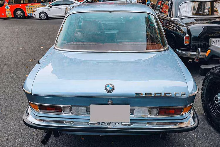 BMW 2800CS là một trong những mẫu xe thể thao bán khá chạy của BMW thập kỷ 70 nhờ khả năng vận hành ưu việt. Cung cấp “sức mạnh” cho BMW 2800CS là khối động cơ 2.8L 6 xi-lanh nạp khí tự nhiên.