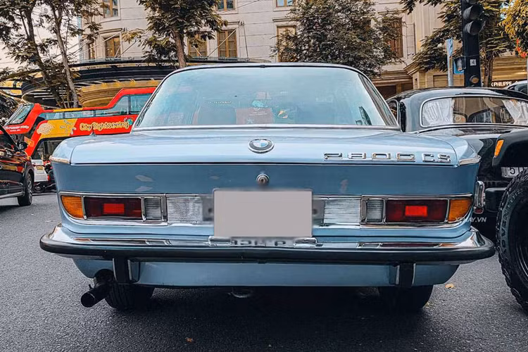 Động cơ này sử dụng chế hòa khí, sản sinh công suất 168 mã lực và mô men xoắn 234 Nm, truyền sức mạnh tới cầu sau. Khối động cơ này đi kèm hộp số tự động, một trang bị cực kỳ xa xỉ ở thời điểm 50 năm trước.