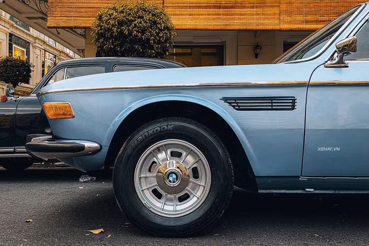 BMW 2800CS có số đo chiều dài, rộng, cao lần lượt là 4.658 x 1.681 x 1.377 (mm) và chiều dài trục cơ sở ở mức 2.616 mm.