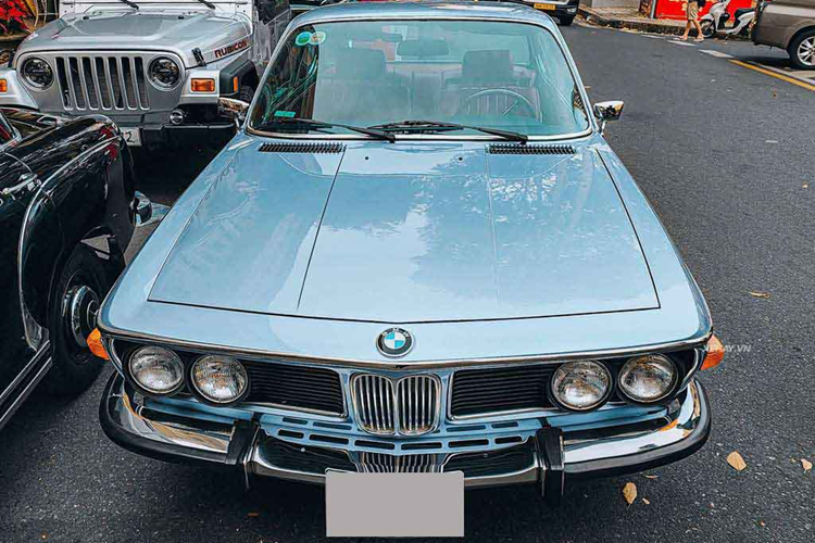 Được sản xuất trong giai đoạn từ năm 1968 – 1975, BMW 2800CS mang mã E9 và đây cũng chính là mẫu xe đời đầu của BMW 6-Series ngày nay. Chiếc BMW 2800CS trong bài sở hữu màu sơn ngoại thất xanh da trời, với điểm nhấn mạ chrome nổi bật ở đầu, thân và đuôi xe.