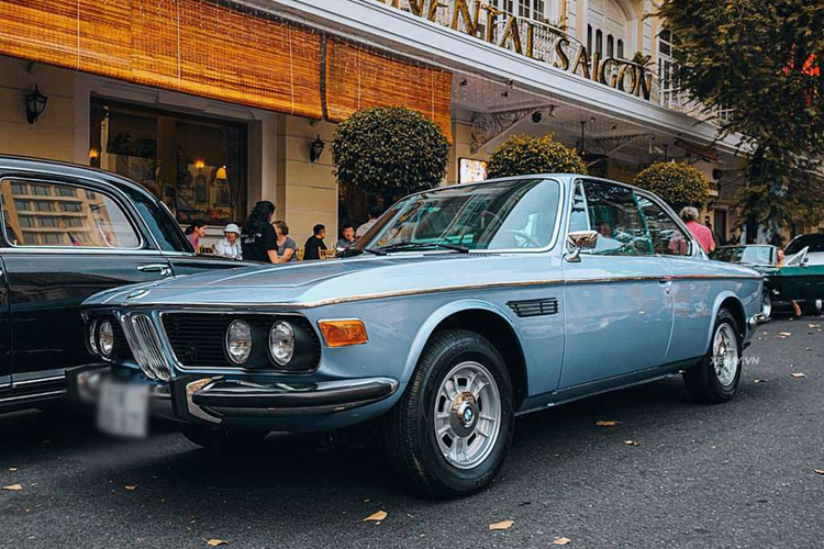 Chiếc BMW 2800CS hơn 50 tuổi này gần đây đã bị bắt gặp trên đường phố Sài Gòn. Mặc dù “nằm” tĩnh lặng trên con phố sầm uất bậc nhất đất Sài thành nhưng BMW 2800CS vẫn khiến người đi đường phải ngoái nhìn vì vẻ đẹp cổ điển vượt thời gian.