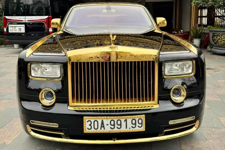 Đây là 1 trong số rất hiếm các xe siêu sang Rolls-Royce Phantom dát vàng ở Việt Nam thuộc dạng "hiếm có khó tìm" từng thuộc sở hữu của một đại gia tại Hà Nội.