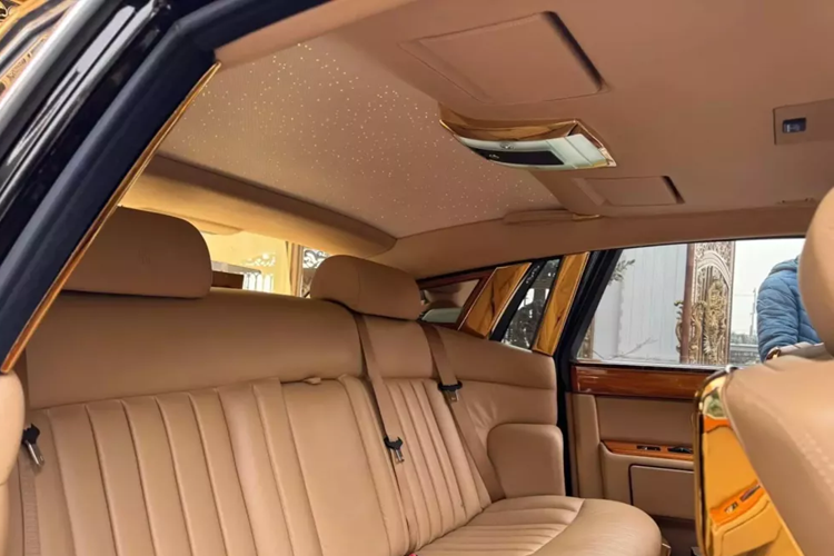 Theo thông tin người bán, xe thuộc đời 2010, đã chạy hơn 63.000 km và mức giá cho chiếc Rolls-Royce Phantom mạ vàng 24K này là hơn 9 tỷ đồng, riêng các chi tiết mạ vàng đã gần 2 tỷ đồng, rất đẳng cấp cho ai thích các xe mạ vàng.