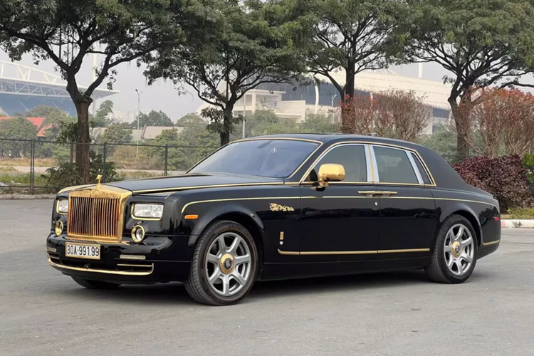 Đầu năm 2025, giới mua bán xe sang ở trong nước đã có dịp xôn xao khi 1 chiếc xe siêu sang Rolls-Royce Phantom thế hệ thứ 7, với ngoại thất và nội thất có nhiều chi tiết được mạ vàng 24K được rao bán.