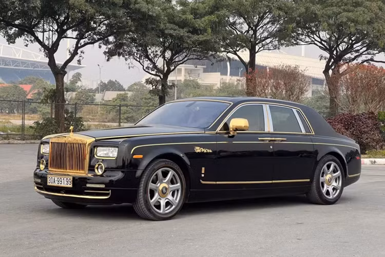 Đầu năm 2025, giới mua bán xe sang ở trong nước đã có dịp xôn xao khi 1 chiếc xe siêu sang Rolls-Royce Phantom thế hệ thứ 7, với ngoại thất và nội thất có nhiều chi tiết được mạ vàng 24K được rao bán.