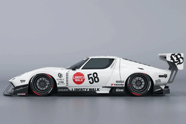 Thân xe được trang trí với quốc kỳ Nhật Bản, đi kèm số đeo và những logo các nhà tài trợ/đối tác với thương hiệu. Hệ thống treo được hạ thấp mang đến dáng vẻ hầm hố.