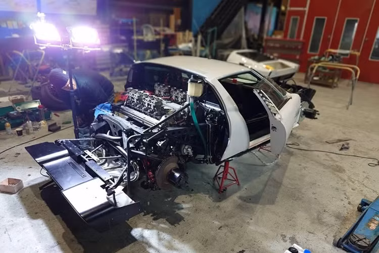 Lamborghini Miura độ Liberty Walk được trang bị động cơ V12 hút khí tự nhiên dung tích 3.9L. Với cấu hình đặt ngang, động cơ này có công suất từ 350 mã lực trên phiên bản P400, và lên đến 385 mã lực đối với bản hiệu năng cao Miura SV.