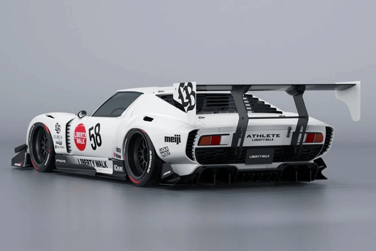 Điểm nổi bật của gói độ này là cánh gió cỡ lớn, được cố định vào phần dưới của đuôi xe. Chi tiết này chỉ đóng vai trò trang trí thay vì có chức năng khí động học.