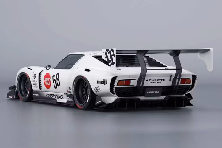 Điểm nổi bật của gói độ này là cánh gió cỡ lớn, được cố định vào phần dưới của đuôi xe. Chi tiết này chỉ đóng vai trò trang trí thay vì có chức năng khí động học.