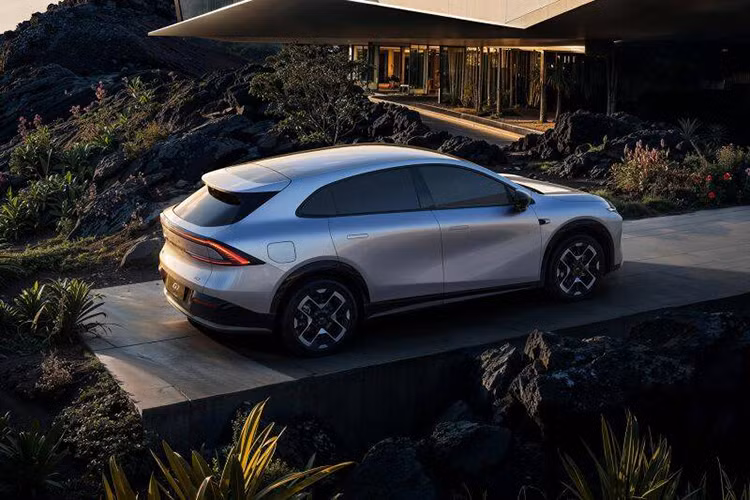 Trước đó, các quan chức Xpeng cho biết mẫu crossover G7 “ có thể là mẫu SUV có khả năng nhất trong phân khúc 250.000 nhân dân tệ (34.460 USD) trong năm nay”. Chiếc xe này tự hào có kích thước 4892/1925/1655 mm và chiều dài cơ sở 2890 mm.