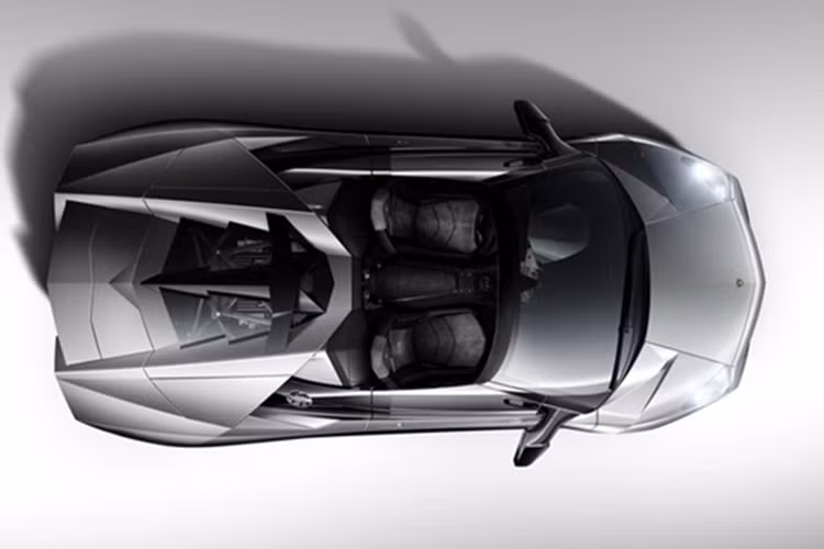 Càng ấn tượng hơn khi đây là chiếc xe Lamborghini Reventon Roadster, hiện tại, dòng siêu xe Lamborghini Reventon đang tăng giá gấp 3 đến 4 lần so với giá khởi điểm khi xe ra mắt. Reventon cũng là chiếc xe Lamborghini đầu tiên tích hợp đèn chạy ban ngày vào đèn pha.