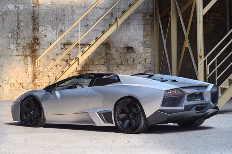 Lamborghini Reventon Roadster được đặt tên theo một con bò tót chiến đấu. Con bò đực, được nuôi dưỡng bởi Don Heriberto Rodriguez, nổi tiếng nhất vì đã giết chết đấu sĩ bò tót Mexico Felix Guzman vào năm 1943.