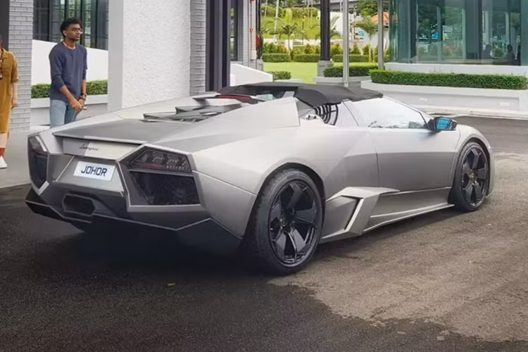 Với số lượng khá ít ỏi chỉ 15 chiếc Lamborghini Reventon Roadster mui trần, đây là 1 trong các siêu xe Lamborghini đắt, và hiếm gặp nhất trên thế giới, vì thế, khi mà chủ nhân của chiếc Lamborghini Reventon Roadster ở Malaysia chịu khó lái xe ra đường để mọi người chiêm ngưỡng gần đây, đã nhanh chóng gây sốt giới mê xe trên toàn thế giới.
