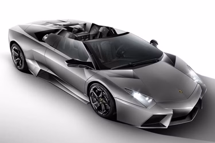 Thật vậy, khi nhắc đến các siêu xe giới hạn của Lamborghini nhiều người sẽ liệt kê nào là Veneno, Sian, Countach mới nhưng với "fan bò tót", Reventon mới là tượng đài với thiết kế không bao giờ lỗi thời, và việc bắt gặp 1 xe trên phố cũng vô cùng khó khăn, vì thế 1 siêu phẩm mới lăn bánh tại Đức đã thu hút sự quan tâm của giới nhà giàu.