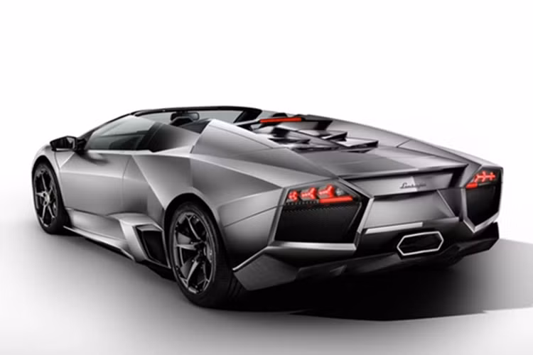 7 điốt phát sáng (LED) ở mỗi đèn pha bao quanh chùm sáng chính bi- xenon và luôn sáng bất cứ khi nào xe chuyển động. Do nhiệt độ cao ở phần dưới phía sau của xe, đèn LED chịu nhiệt đặc biệt được sử dụng cho đèn báo rẽ và đèn báo nguy hiểm, đèn dừng và đèn hậu với hiệu ứng quang học ba mũi tên.