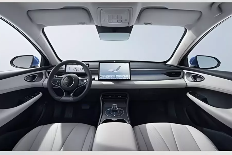 Nội thất BYD Seal 05 DM-i bao gồm vô lăng ba chấu, cụm đồng hồ kỹ thuật số hoàn toàn và màn hình cảm ứng trung tâm. Cần số pha lê được bao quanh bởi các nút bấm vật lý cho các chức năng thiết yếu. Mẫu BYD Seal 05 DM-i tiêu chuẩn nặng 1.480 kg, trong khi các phiên bản cao hơn nặng 1.580 kg.