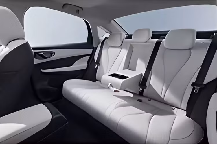 Các loại pin này cung cấp phạm vi hoạt động bằng điện lần lượt là 43 km và 90 km theo WLTC. Mức tiêu thụ nhiên liệu ở chế độ hybrid của xe BYD Seal 05 DM-i là từ 3,9 đến 3,98 lít xăng/100 km và phạm vi kết hợp khi sạc đầy và đổ đầy bình xăng vượt quá 2.000 km.