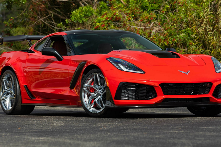 Động cơ kết hợp cùng hộp số tự động 7 cấp, nhờ đó, Chevrolet Corvette C7 Stingray chỉ mất khoảng thời gian 3,7 giây để tăng tốc lên 100 km/h từ vị trí xuất phát.