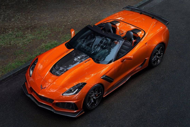Ở bản tiêu chuẩn, Chevrolet Corvette C7 Stingray được trang bị khối động cơ V8, dung tích 6.2 lít, sản sinh công suất tối đa 460 mã lực tại vòng tua máy 6.000 vòng phút và mô-men xoắn cực đại 630 Nm tại vòng tua 4.600 vòng phút.