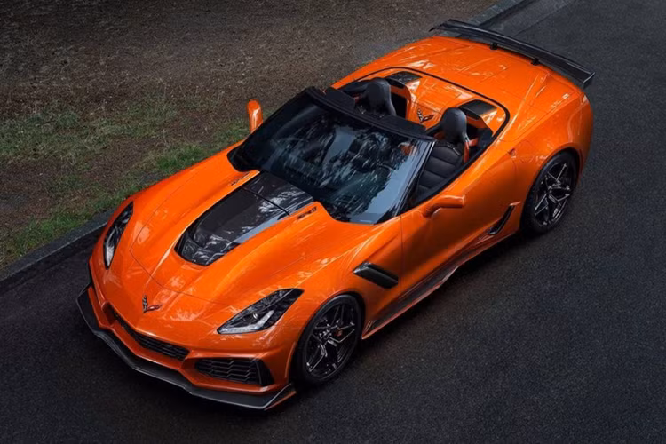Ở bản tiêu chuẩn, Chevrolet Corvette C7 Stingray được trang bị khối động cơ V8, dung tích 6.2 lít, sản sinh công suất tối đa 460 mã lực tại vòng tua máy 6.000 vòng phút và mô-men xoắn cực đại 630 Nm tại vòng tua 4.600 vòng phút.
