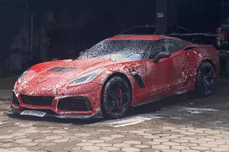 Thấy điều đó trở nên đặc biệt, 1 chủ xe Chevrolet Corvette C7 ở Hà Nam đã nhanh chóng chi tiền cho bản độ lên đời của Chevrolet Corvette C7 tiêu chuẩn, thành xe hiệu suất cao ZR1.