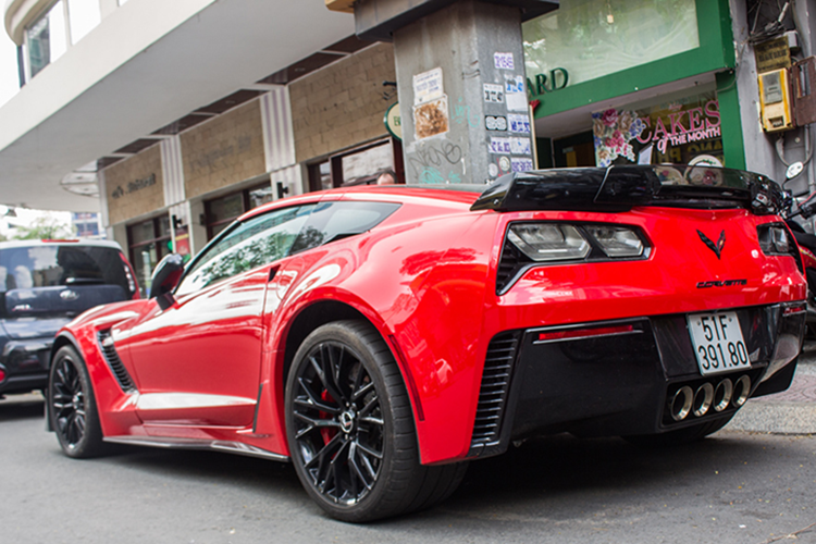 Các trang bị an toàn có trên xe thể thao Chevrolet Corvette C7 bao gồm hệ thống chóng bó cứng phanh ABS, kiếm soát độ bám đường ở tốc độ cao, chống trượt vi sai cầu sau điện tử, camera lùi cùng túi khí trước và bên hông, cân bằng điện tử, kiểm soát lực kéo, hay cảnh báo áp suất lốp.