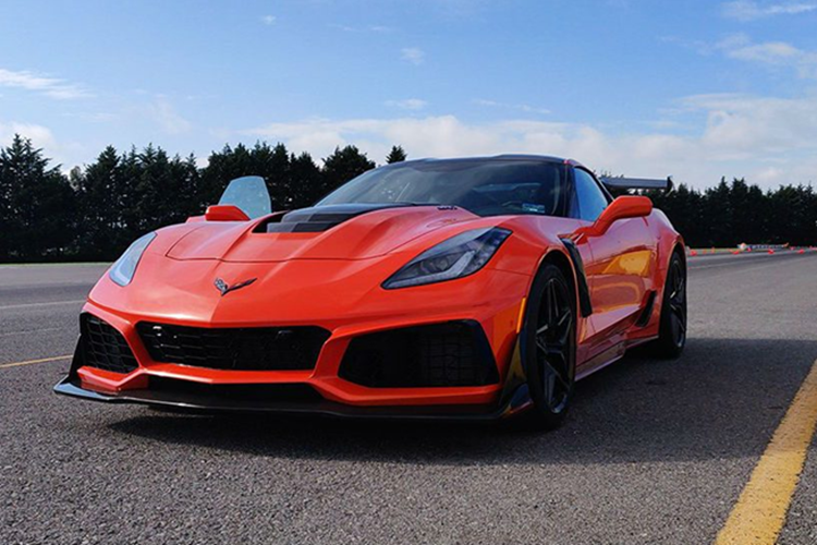 Body kit mang đến sự cá tính cho xe, đầu tiên là cánh lướt gió khổng lồ ở đằng trước, đi kèm bộ hốc gió được định hình theo phong cách Chevrolet Corvette C7 ZR1 hiệu suất cao, cánh lướt gió sườn, và quan trọng nhất là bộ cản va sau cỡ lớn hầm hố.