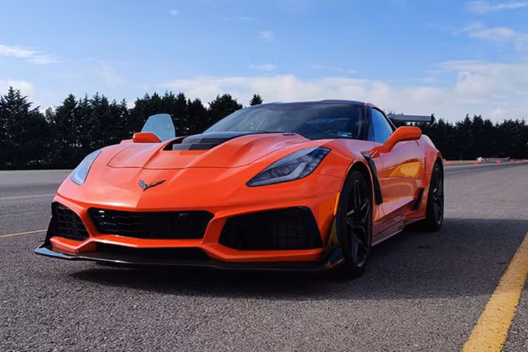 Body kit mang đến sự cá tính cho xe, đầu tiên là cánh lướt gió khổng lồ ở đằng trước, đi kèm bộ hốc gió được định hình theo phong cách Chevrolet Corvette C7 ZR1 hiệu suất cao, cánh lướt gió sườn, và quan trọng nhất là bộ cản va sau cỡ lớn hầm hố.