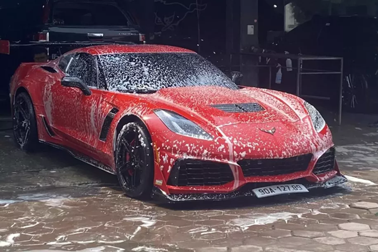  Chevrolet Corvette C7 tại Hà Nam này là 1 trong các mẫu xe thể thao mui trần rất đáng để trải nghiệm, phiên bản mạnh nhất của xe tại Việt Nam có công suất lên đến 650 mã lực, đó là Z06, tuy nhiên, còn 1 phiên bản chiến hơn nữa là ZR1 nhưng không có xe nào nhập về nước.