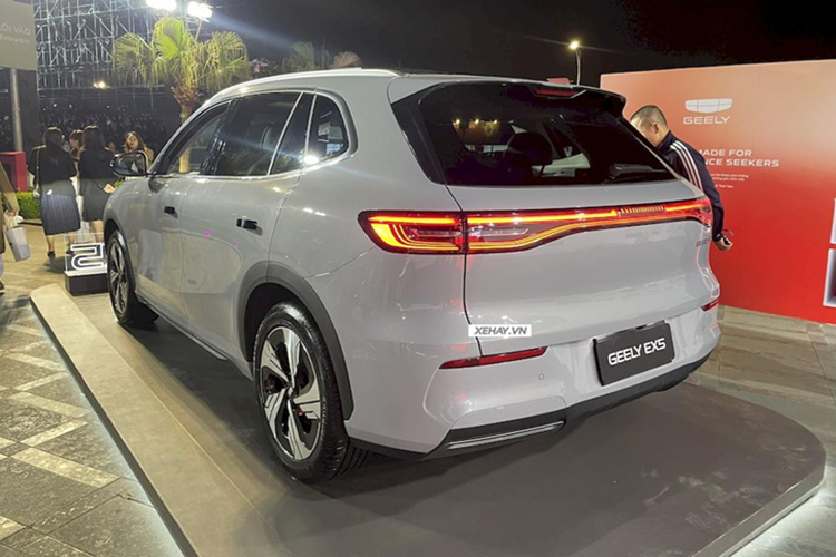 EX5 chỉ mất 6,9 giây để đạt tốc độ từ 0-100 km/h, đi kèm công nghệ sạc nhanh từ 30%-80% chỉ trong khoảng 20 phút, đáp ứng tối đa nhu cầu di chuyển của khách hàng Việt hiện đại. Mức giá xe Geely EX5 tại Việt Nam hiện chưa được công bố chính thức.