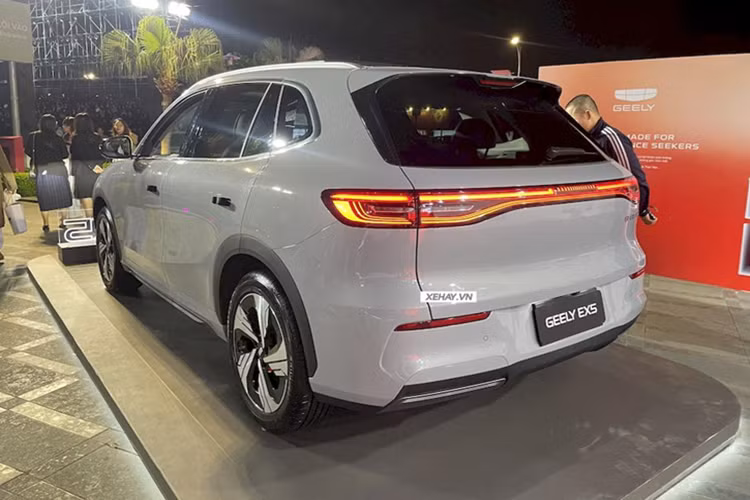 EX5 chỉ mất 6,9 giây để đạt tốc độ từ 0-100 km/h, đi kèm công nghệ sạc nhanh từ 30%-80% chỉ trong khoảng 20 phút, đáp ứng tối đa nhu cầu di chuyển của khách hàng Việt hiện đại. Mức giá xe Geely EX5 tại Việt Nam hiện chưa được công bố chính thức.