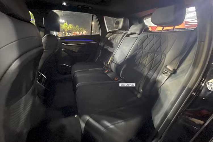 EX5 nổi bật với động cơ điện mạnh mẽ 218 mã lực, mô-men xoắn 320 Nm, pin dung lượng 60,2 kWh cho phép xe di chuyển tới 430 km mỗi lần sạc đầy.