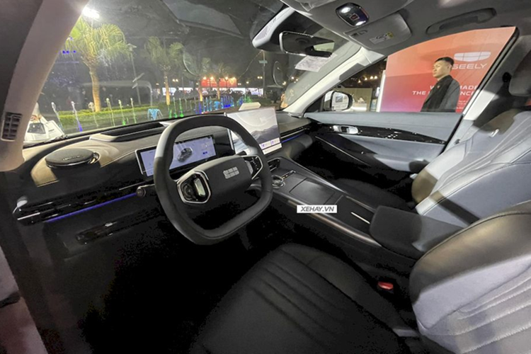 Nhìn ngang hông xe, Geely EX5 được thiết kế đường gân bên, đi kèm tay nắm cửa ẩn nhằm làm tăng thêm tính khí động học cho xe.