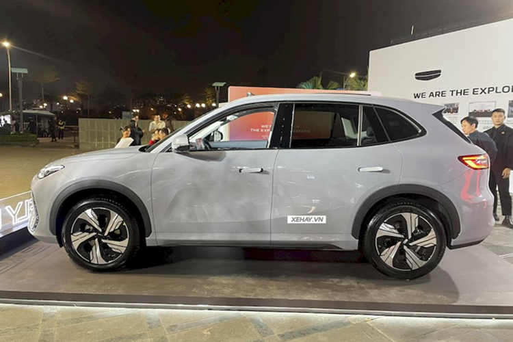 Mặt trước của Geely EX5 gây ấn tượng với lưới tản nhiệt dạng ma trận. Đèn pha và đèn DRL nằm trong cùng một loại đèn, có thiết kế đẹp mắt nằm dưới mui xe. Xe còn đi kèm dải đèn LED hình chữ J nằm gần khe hút gió trên cản trước.