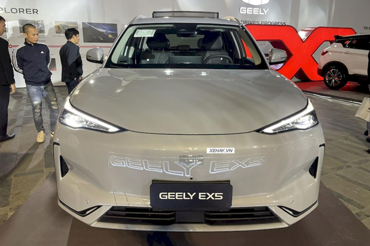 Geely EX5 tại Việt Nam được định vị “chung mâm” với Honda CR-V, Mazda CX-5. Cụ thể, xe có số đo chiều dài 4.615 mm, chiều rộng 1.901 mm và chiều cao 1.670 mm, chiều dài cơ sở 2.750 mm. Xe được xây dựng trên nền tảng Geely Electric Architecture (GEA) và có hệ số cản là 0,269 Cd.