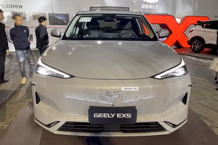 Geely EX5 tại Việt Nam được định vị “chung mâm” với Honda CR-V, Mazda CX-5. Cụ thể, xe có số đo chiều dài 4.615 mm, chiều rộng 1.901 mm và chiều cao 1.670 mm, chiều dài cơ sở 2.750 mm. Xe được xây dựng trên nền tảng Geely Electric Architecture (GEA) và có hệ số cản là 0,269 Cd.