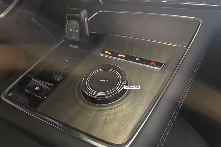 Bên trong cabin, Geely EX5 có phong cách thiết kế tối giản, trang nhã. Xe được trang bị bảng đồng hồ Full LCD 10,2 inch, đặt phía sau vô lăng đa chức năng điều chỉnh 4 hướng cùng màn hình điều khiển trung tâm dạng nổi lớn 15,4 inch với độ phân giải lên tới 2,5K, kết nối Apple CarPlay, đi kèm với hệ thống kết nối CarbitLink.