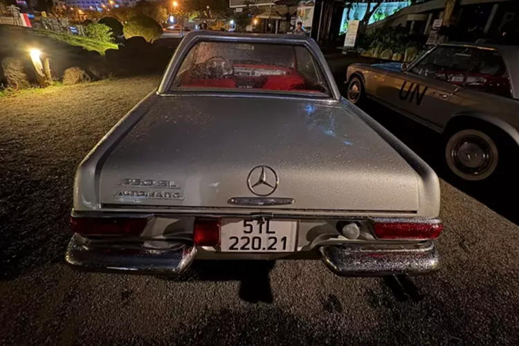 Khác với đàn em mang mã R107 là 560SL sau này lột xác hoàn toàn thiết kế, Mercedes-Benz 250SL thể thao này vẫn có kiểu dáng rất cổ điển giống 300SL hay 190SL, vì thế, giá bán lại hiện nay của dòng xe này cũng từ 56.000 đô la, khoảng 1,3 tỷ đồng đến có xe được chào gần 180.000 đô la, tức 4,25 tỷ đồng.
