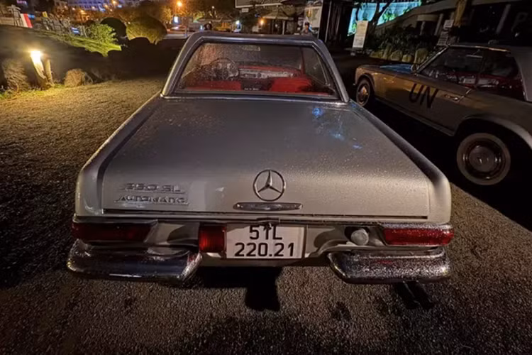 Khác với đàn em mang mã R107 là 560SL sau này lột xác hoàn toàn thiết kế, Mercedes-Benz 250SL thể thao này vẫn có kiểu dáng rất cổ điển giống 300SL hay 190SL, vì thế, giá bán lại hiện nay của dòng xe này cũng từ 56.000 đô la, khoảng 1,3 tỷ đồng đến có xe được chào gần 180.000 đô la, tức 4,25 tỷ đồng.