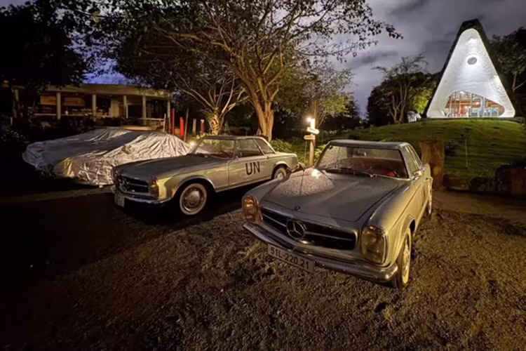 Cũng từ đó lộ ra nhiều cái tên bí ẩn đã được "vua cà phê" Việt Nam thu nạp kín tiếng, 1 trong số đó có chiếc xe thể thao Mercedes-Benz 250SL siêu hiếm. Trước đó, chỉ có 1 chiếc 250SL hay xuất hiện trên đường phố Việt Nam, và nhiều khả năng không phải là xe mới lộ diện về đội của "Qua" Vũ.