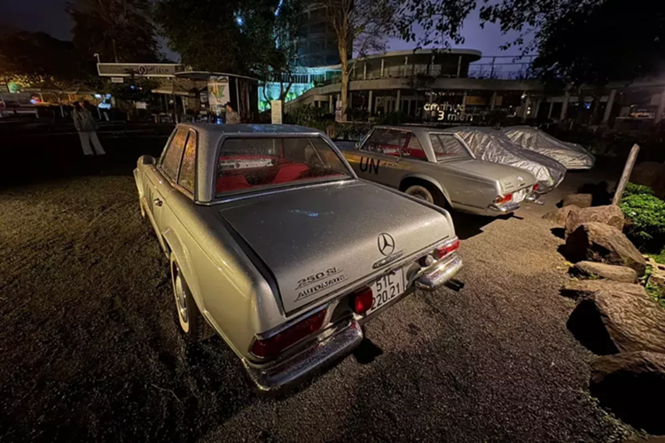 Cụ thể là chiếc xe Mercedes-Benz 250SL này có nội thất màu đỏ, nên nhiều khả năng là xe bí ẩn mới xuất hiện, và chỉ lộ diện khi ông Đặng Lê Nguyên Vũ cho trưng bày cùng dàn xe Mercedes-Benz "cổ" khác, khiến không ít người phải bất ngờ.