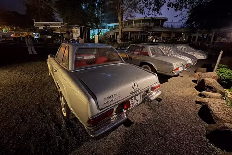Cụ thể là chiếc xe Mercedes-Benz 250SL này có nội thất màu đỏ, nên nhiều khả năng là xe bí ẩn mới xuất hiện, và chỉ lộ diện khi ông Đặng Lê Nguyên Vũ cho trưng bày cùng dàn xe Mercedes-Benz "cổ" khác, khiến không ít người phải bất ngờ.
