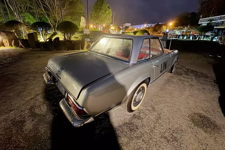 250 SL được giới thiệu tại triển lãm ôtô Geneva năm 1967, để tiếp nối thành công của 230SL để lại, nhưng công việc sản xuất đã bắt đầu vào tháng 12 năm 1966 và kết thúc vào tháng 1 năm 1968. Quá trình sản xuất kéo dài một năm ngắn ngủi khiến 250 SL trở thành chiếc xe hiếm nhất trong số những chiếc xe thuộc dòng W 113 ra lò.