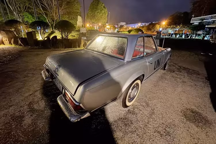 250 SL được giới thiệu tại triển lãm ôtô Geneva năm 1967, để tiếp nối thành công của 230SL để lại, nhưng công việc sản xuất đã bắt đầu vào tháng 12 năm 1966 và kết thúc vào tháng 1 năm 1968. Quá trình sản xuất kéo dài một năm ngắn ngủi khiến 250 SL trở thành chiếc xe hiếm nhất trong số những chiếc xe thuộc dòng W 113 ra lò.