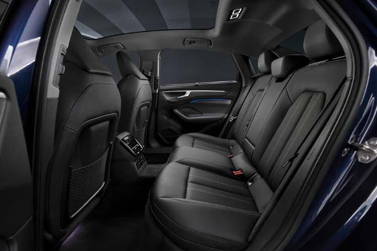 Audi cho biết khả năng cách âm của A6 thế hệ mới được cải thiện tới 30% so với phiên bản tiền nhiệm, giúp hành khách tận hưởng không gian yên tĩnh và thoải mái hơn trong mọi hành trình. Dung tích khoang hành lý đạt 492 lít, dù thấp hơn đôi chút so với các đối thủ như BMW 5-Series hay Mercedes-Benz E-Class.