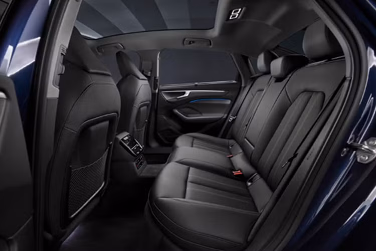 Audi cho biết khả năng cách âm của A6 thế hệ mới được cải thiện tới 30% so với phiên bản tiền nhiệm, giúp hành khách tận hưởng không gian yên tĩnh và thoải mái hơn trong mọi hành trình. Dung tích khoang hành lý đạt 492 lít, dù thấp hơn đôi chút so với các đối thủ như BMW 5-Series hay Mercedes-Benz E-Class.