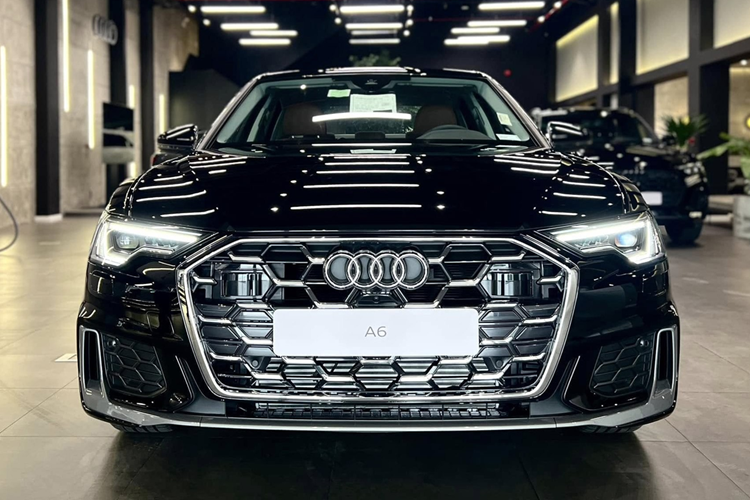 Ở thị trường Mỹ, Audi chỉ cung cấp một phiên bản duy nhất là động cơ V6 3.0L TFSI tăng áp, sản sinh công suất 362 mã lực và mô-men xoắn 550 Nm. Đi kèm là hộp số tự động ly hợp kép 7 cấp S tronic và hệ dẫn động 4 bánh toàn thời gian Quattro. Khách hàng cũng có thể lựa chọn thêm vi sai thể thao cho cầu sau để tăng khả năng vận hành linh hoạt.