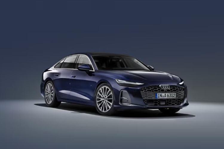 Mẫu xe sedan Audi A6 2025 được tinh chỉnh về thiết kế theo hướng hiện đại, sắc sảo hơn, nhưng vẫn giữ được sự lịch lãm đặc trưng của dòng sedan hạng sang. Ngoại thất xe chịu ảnh hưởng rõ nét từ phong cách Audi A7, thể hiện qua lưới tản nhiệt đơn cỡ lớn, cụm đèn LED góc cạnh và phần đuôi notchback thể thao.